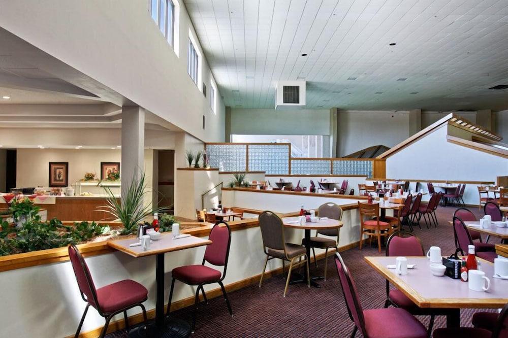 Salina Ambassador Hotel & Conference Center Restaurante foto